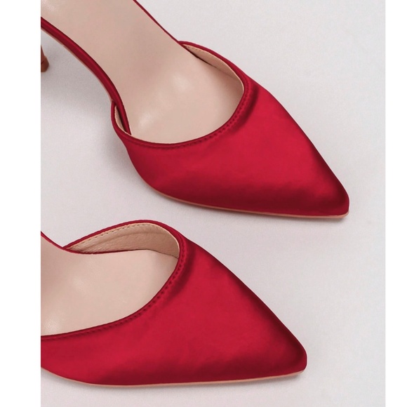 Red Satin High Heel Shoes Embellished Flowers Metal Gold Detail - Picture 4 of 16